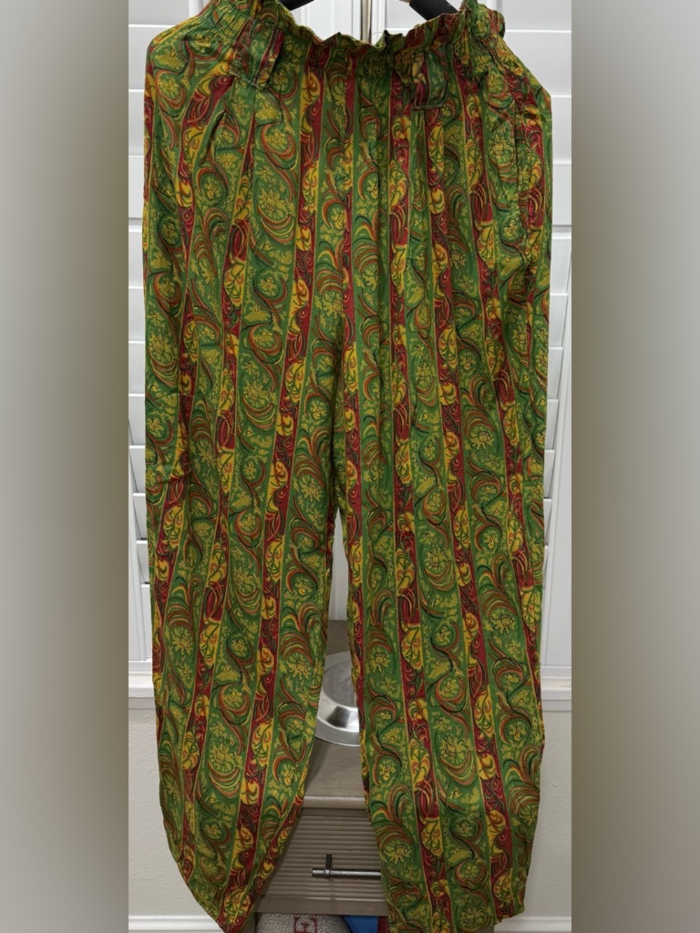 Women's Printed Pull-On Joggers in Green & Red Paisley